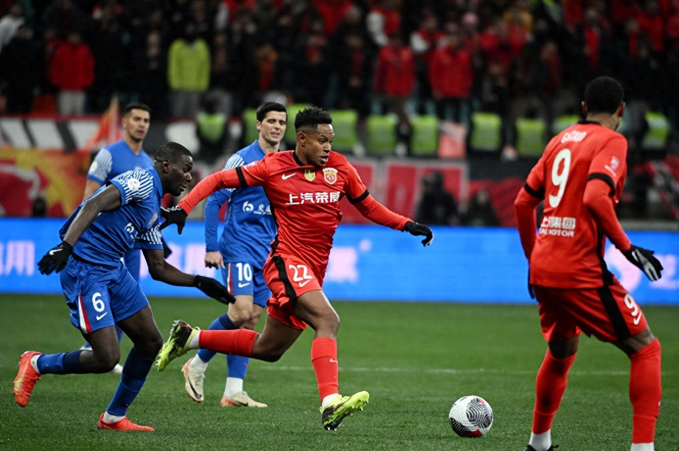 爱游戏馆-国内职业足球赛场的焦点对决