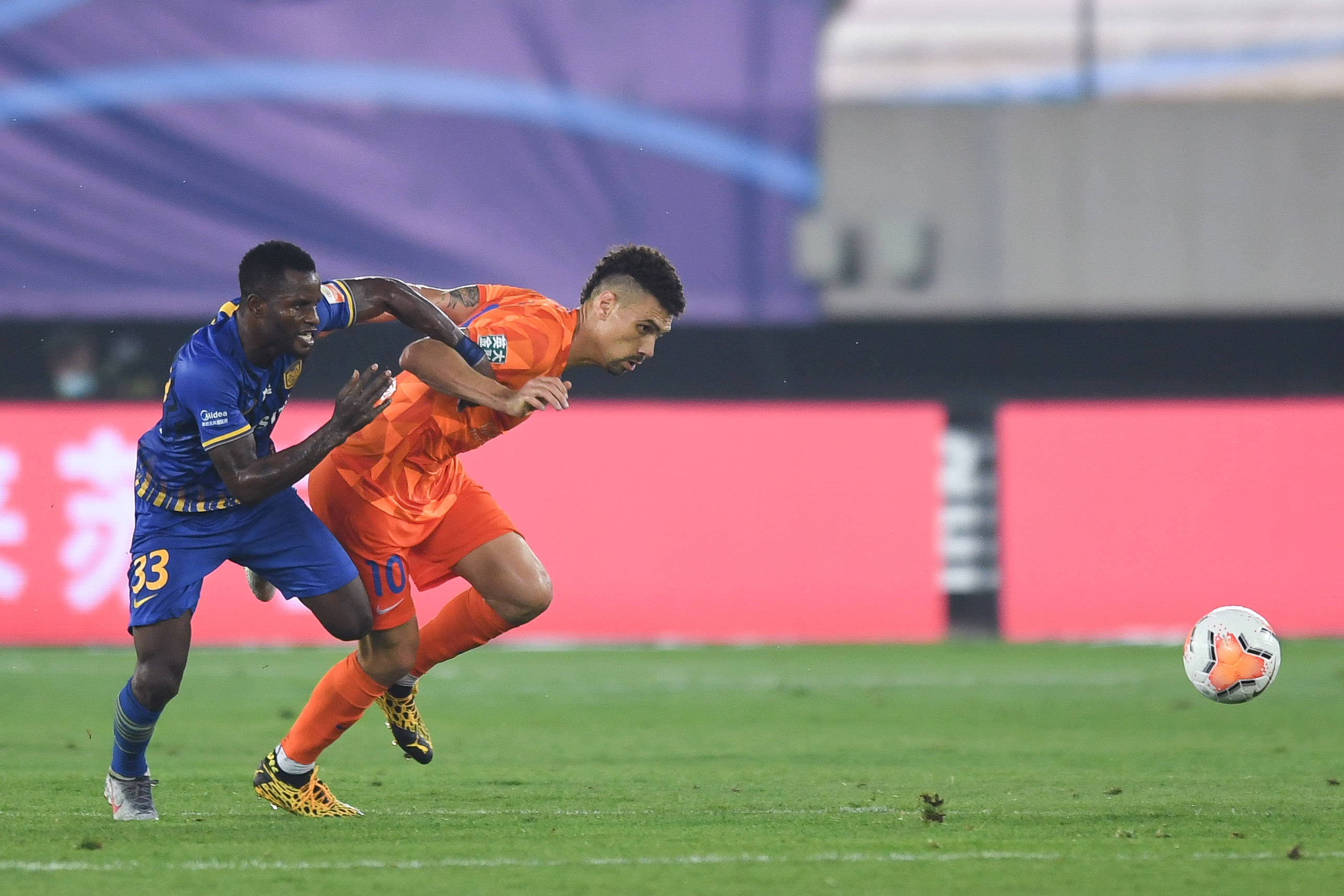 爱游戏投注-足球比赛现场球员拼尽全力争胜