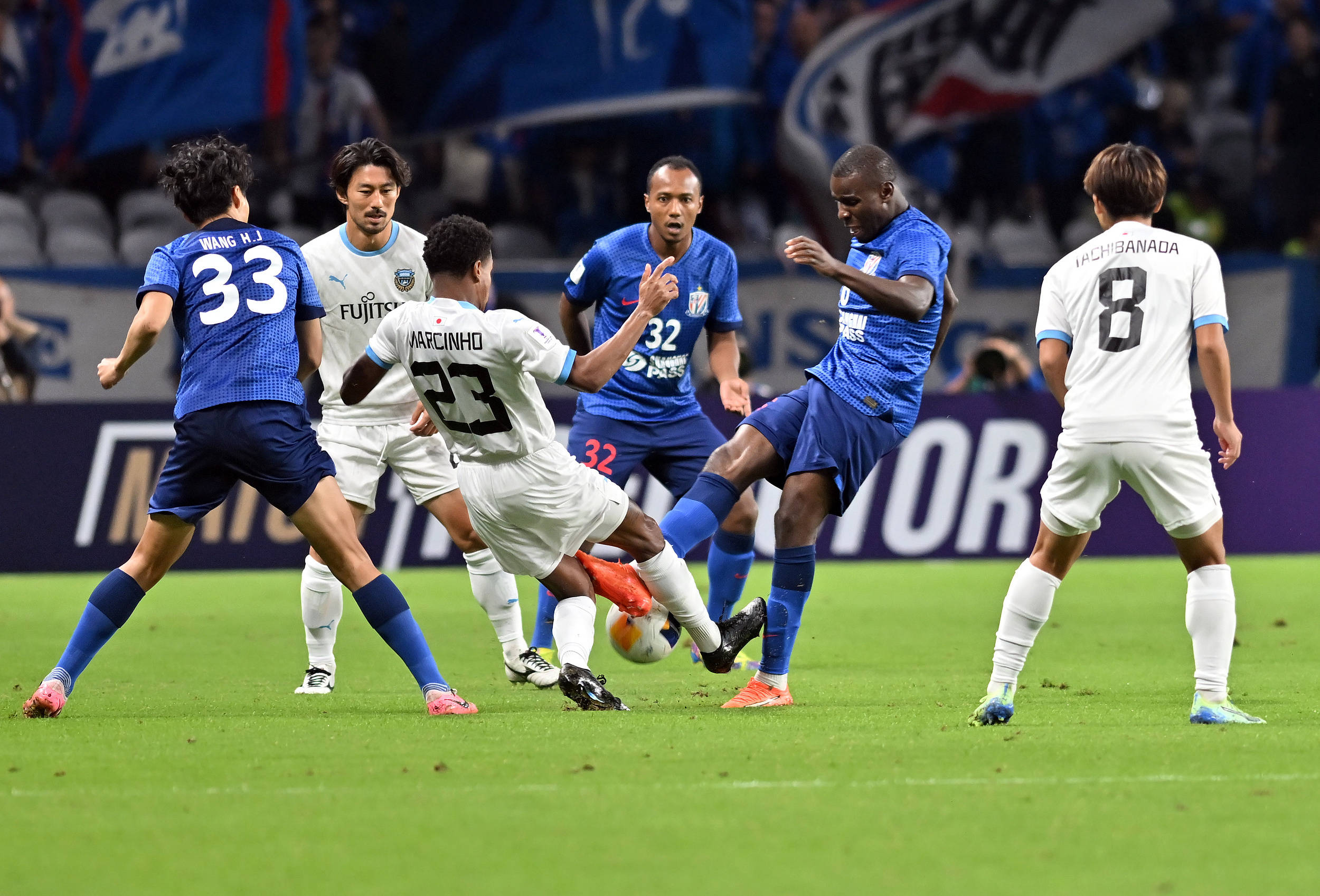 足球比赛现场球员拼尽全力争胜 足球比赛现场球员拼尽全力争胜