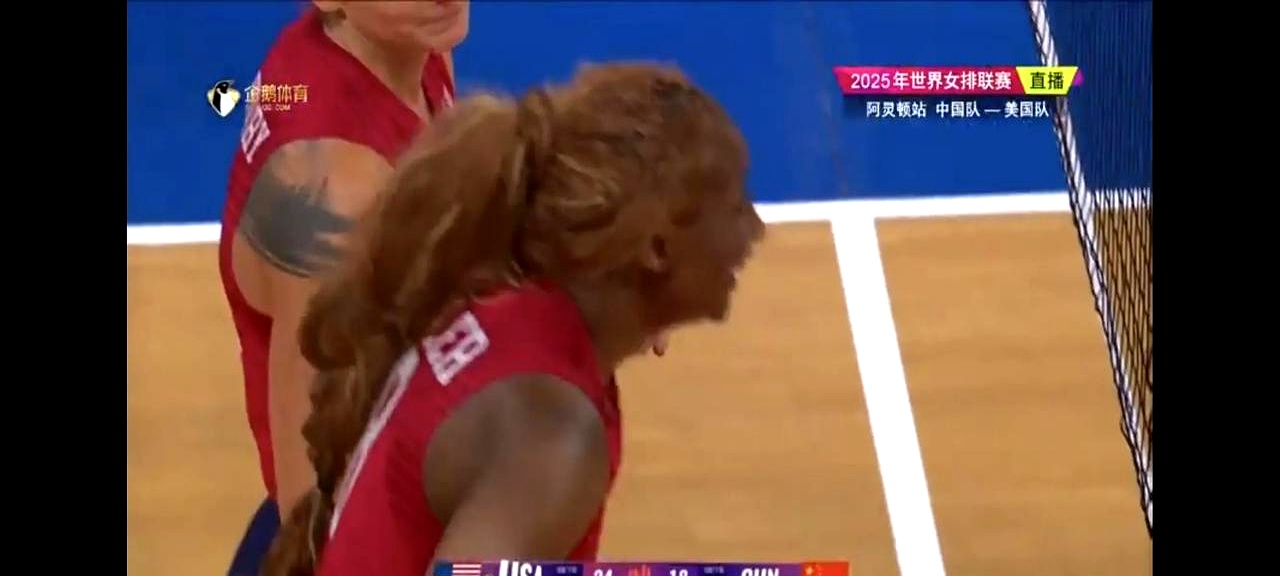 美国队与中国队在比赛中激烈碰撞