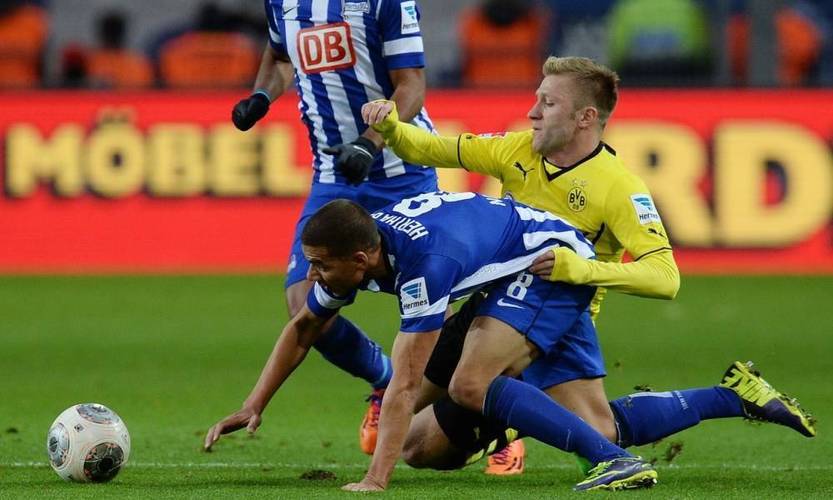 包含柏林赫塔主场取胜，摆脱降级阴影的词条